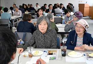 読者交流会で、新聞の魅力や課題について話し合う参加者ら＝神戸市中央区東川崎町１（撮影・風斗雅博）