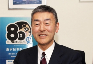 交通の便が良く、どこからでも海が見えると垂水の魅力を語る、垂水区の新見達彦区長＝垂水区日向１、垂水区役所