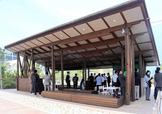 新しく完成した草屋根の休憩施設＝中央区港島南町