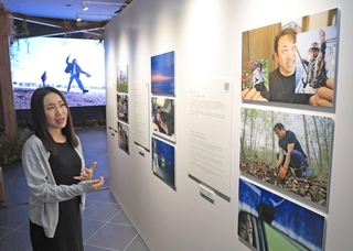 大学生らが北海道白老町で取材した作品と、指導した写真家の林典子さん＝大阪市中央区馬場町