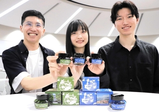二つのキャンパスをイメージした「神戸インク物語」を紹介する（左から）鎌谷樹来さん、押場帆香さん、西本楽さん＝神戸学院大学ポートアイランドキャンパス
