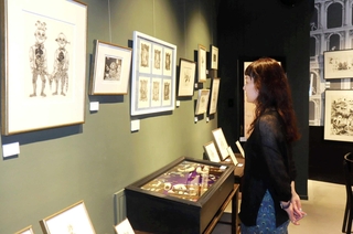 独特の雰囲気を放つ作品が並ぶ藤原杏菜さんの銅版画展＝ギャラリーデザインヴィンテージ