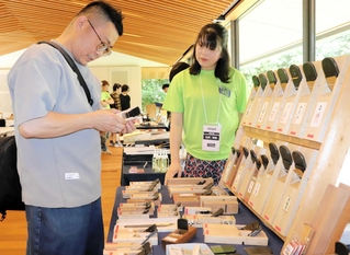 真剣な表情で鉋を吟味する来場者＝竹中大工道具館