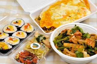 丸五市場で各店が提供する「神戸のいちば弁当」＝長田区二葉町３