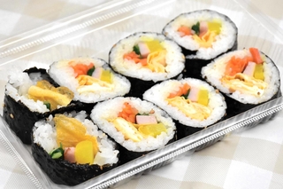 ここキムチで販売する「キンパ弁当」のキンパ＝神戸市長田区二葉町３