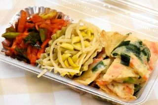 ここキムチで販売する「キンパ弁当」のおかず＝神戸市長田区二葉町３