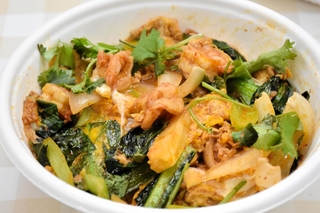 ミャンマーカレーＴｅＴｅ（テテ）で提供する「エビと卵のスパイシー丼」＝神戸市長田区二葉町３
