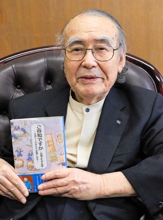 醸造技術発展に貢献してきた丹波杜氏の思いを込めて執筆したと話す西村隆治さん＝神戸市灘区新在家南町