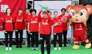 会場に駆けつけたファンに向けて優勝トロフィーを掲げる選手ら＝東灘区向洋町中２丁目