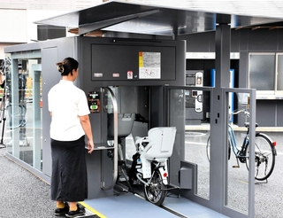 地下タワー式駐輪場に自転車を入庫する利用者＝神戸市中央区相生町３