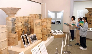 五色塚古墳から出土した埴輪を見つめる子どもたち＝神戸市埋蔵文化財センター