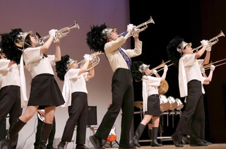 「きたきたまつり」のステージで熱演する神戸弘陵学園高校マーチングバンド部＝北神区文化センター