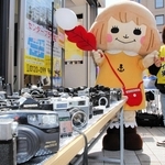 イベント会場には、あまり見なくなったフィルムカメラもずらりと並ぶ＝神戸市中央区元町通１、マルチベース