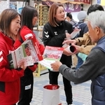 買い物客にホーム最終戦のＰＲチラシを配るＩＮＡＣ神戸の選手ら＝神戸市灘区、水道筋商店街