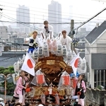厳島神社を目指して坂道を進むだんじり＝神戸市灘区篠原北町３