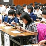真剣な表情でそろばんをはじく子どもたち＝県中央労働センター
