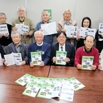 東灘の魅力を詰め込んだ冊子を発刊したボランティアガイドの会のメンバー＝東灘区役所