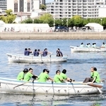 勝利を目指して力いっぱいオールをこぐ参加者＝神戸市中央区新港町