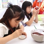 皿にウサギの絵を描く子どもたち＝神戸市住吉公園グラウンド