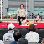 盲導犬をパートナーとする視覚障害者らが登壇したステージイベント＝湊川公園