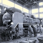 旧国鉄の鷹取工場でＳＬを整備する作業員ら＝１９７１年（ＪＲ西日本提供）