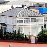 海のすぐそばに立つ「みなと異人館」。船と並ぶ風景は神戸らしい＝神戸市中央区港島２、ポートアイランド北公園