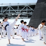 ステージで空手を披露する子どもたち＝県立舞子公園
