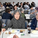 読者交流会で、新聞の魅力や課題について話し合う参加者ら＝神戸市中央区東川崎町１（撮影・風斗雅博）