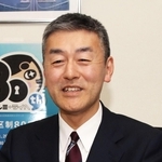 交通の便が良く、どこからでも海が見えると垂水の魅力を語る、垂水区の新見達彦区長＝垂水区日向１、垂水区役所