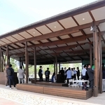新しく完成した草屋根の休憩施設＝中央区港島南町