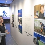 大学生らが北海道白老町で取材した作品と、指導した写真家の林典子さん＝大阪市中央区馬場町