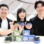 二つのキャンパスをイメージした「神戸インク物語」を紹介する（左から）鎌谷樹来さん、押場帆香さん、西本楽さん＝神戸学院大学ポートアイランドキャンパス