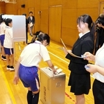 「誰に入れようかな…」。模擬投票で一票を投じる児童ら＝神戸祇園小学校