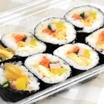 ここキムチで販売する「キンパ弁当」のキンパ＝神戸市長田区二葉町３