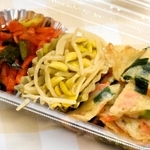 ここキムチで販売する「キンパ弁当」のおかず＝神戸市長田区二葉町３