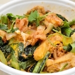ミャンマーカレーＴｅＴｅ（テテ）で提供する「エビと卵のスパイシー丼」＝神戸市長田区二葉町３