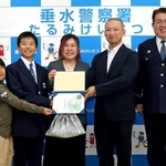歩道橋から飛び降りようとした女性を引き止めた坂本知仁さん（右から２番目）と家族＝垂水区本多聞３、垂水署