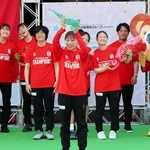 会場に駆けつけたファンに向けて優勝トロフィーを掲げる選手ら＝東灘区向洋町中２丁目