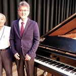 御影公会堂へのスタインウェイの移設を実現した山中昭文さん（右）＝東灘区御影石町４