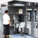 地下タワー式駐輪場に自転車を入庫する利用者＝神戸市中央区相生町３