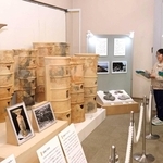 五色塚古墳から出土した埴輪を見つめる子どもたち＝神戸市埋蔵文化財センター