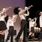 「きたきたまつり」のステージで熱演する神戸弘陵学園高校マーチングバンド部＝北神区文化センター