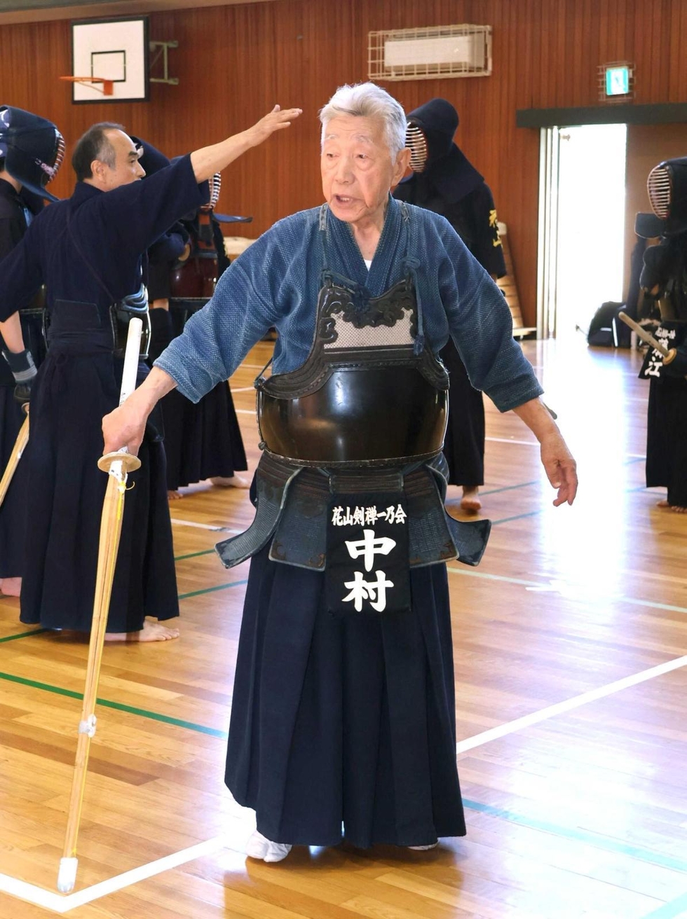 花山剣道会で児童ら指導 中村九十九さん 剣の道60年「技と心」伝え 27