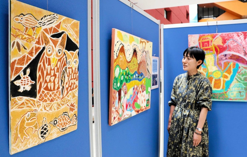 鮮やかな原色で自然や動物描く 台湾中部大地震の被災者を支援する女性