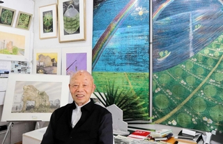自然との共生を訴えた大型作品など１３０点を展示したギャラリーについて語る三原泰治さん＝神戸市垂水区塩屋台