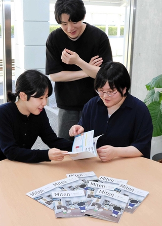 ガイドマップを見ながら製作の思い出を振り返る（左から）岩本乃里花さん、下坂楓汰さん、西村七瑞さん＝神戸芸術工科大学
