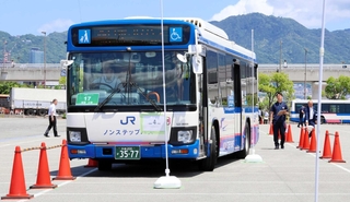 競技会の「スラローム」。ポールを避けながら狭い走路を前進する＝中央区港島１