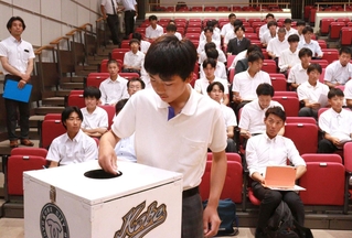 組み合わせの抽選に臨む各チームの主将ら＝神戸市総合教育センター