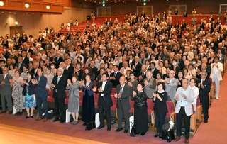 結婚５０年を一本締めで祝う出席者ら＝神戸ポートピアホテル（撮影・斎藤雅志）