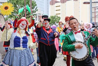 神戸の街を行進する道化師たち＝神戸市中央区東川崎町１